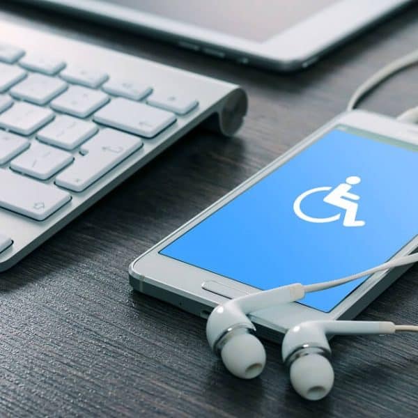 Accessibilité numérique : pictogramme handicap sur smartphone