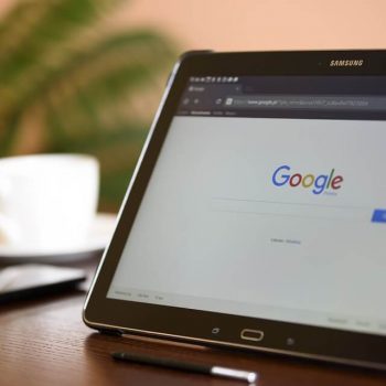 Moteur de recherche Google affiché sur tablette